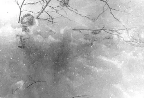 Igor Dyatlovs forearm and elbow peeking out of snow Igor Dyatlov died near - фото 20