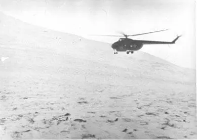 The helicopter near Mount Holatchakhl The searchers returned to the pass and - фото 24