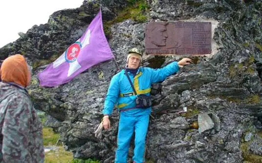 A Mokhov and Buyanov are standing at the memorial gravestone in the island - фото 47