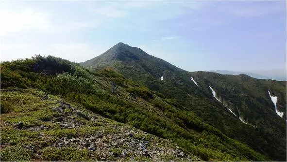 Всего в километре и путь до горы нормальный Спустится в неглубокую широкую - фото 17