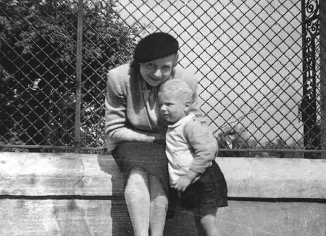 З мамою 1941 р То про що ж усетаки варто памятати Про те що в собі ми - фото 3