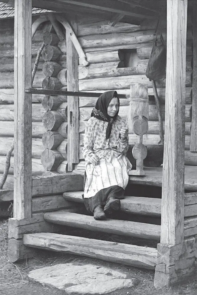 За пряжей В деревне Изведово Район Волги 1910 г Я усталым таким еще не - фото 26
