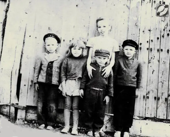 Я Саша Бабин Валя и Нина Курьяновы сродный брат Сергей Викулин Толян - фото 8