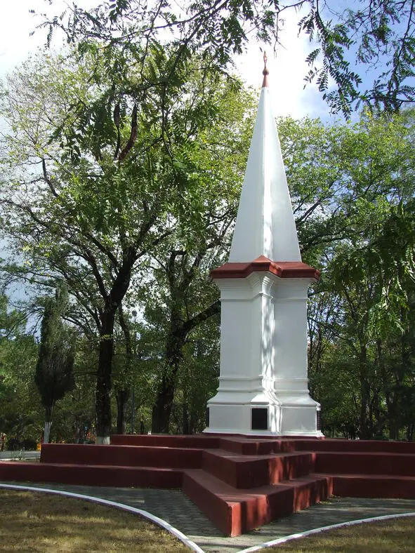 Памятный знак на Октябрьской площади От нижней точки против часовой стрелки - фото 1