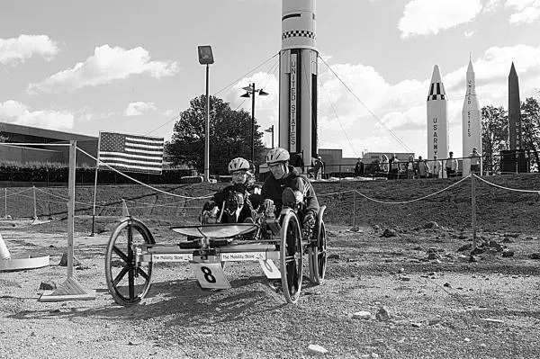 Лунная гонка организованная НАСА Велосипедист передвигается по желобу точно - фото 5