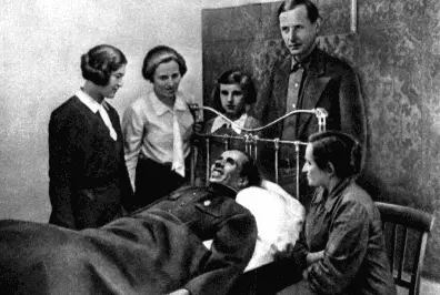 В день вручения Николаю Островскому ордена Ленина 24 ноября 1935 года Справа - фото 7