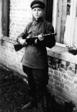 Иван Осадчий 18 лет Август 1945 Война закончилась Но в Литве очень - фото 14