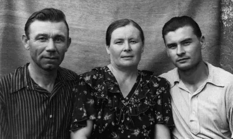 Семья Николая Семёновича Фисенко слева направо его жена Мария Григорьевна - фото 17