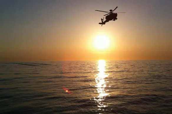 An Apache approaches to land on the deck of HMS Ocean at the conclusion of a - фото 20