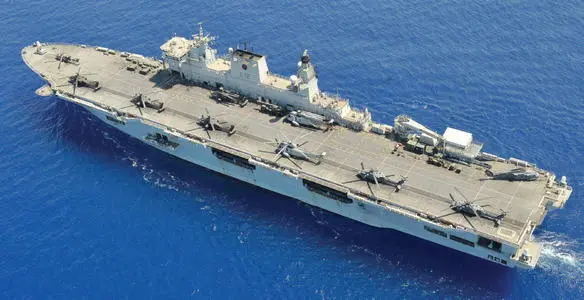 HMS Ocean with her aviation assets on deck An Mk7 Lynx from 847 Naval air - фото 31