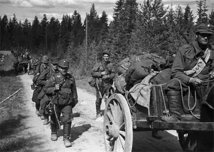 Finnish soldiers marching towards the border near Raate in Suomussalmi July - фото 7