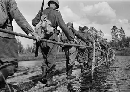 Finnish soldiers crossing the river in the area of Pajarinjärvi August 8 - фото 9