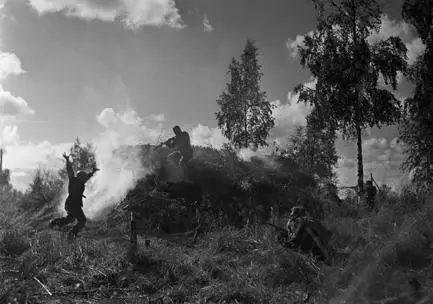 A Soviet soldier surrenders as Finnish soldiers capture a Soviet pillbox - фото 10