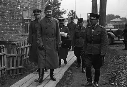 Marshal Mannerheim visiting the city of Aunus September 10 1941 Behind him - фото 11