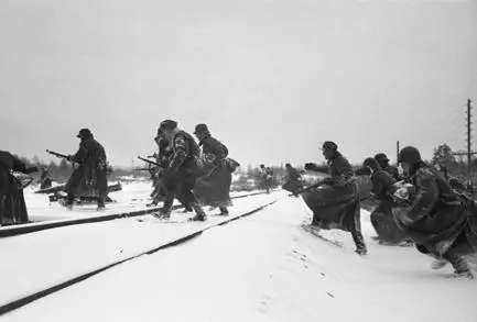 Finnish troops crossing the Murmansk railway as part of battles in the - фото 13