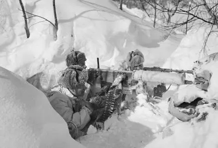 Finnish soldiers in their machine gun pillbox in snowbound Sunku March 28 - фото 16