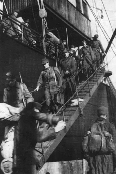 Finnish troops disembarking at Tornio in October 1944 Source Wikimedia - фото 25
