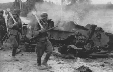 Finnish soldiers from Infantry Regiment 12 passing a destroyed Soviet T34 tank - фото 26
