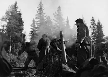 Heavy mortar firing on German positions near the TornioKemi road October 3 - фото 27