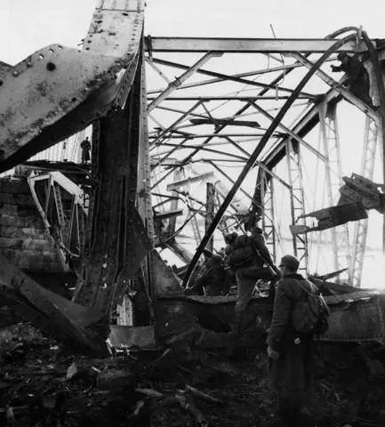 Finnish troops on a badly damaged bridge over the river Raumo during the - фото 28