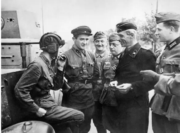 Soviet and German troops exchange cigarettes and comradely greetings IWM - фото 9