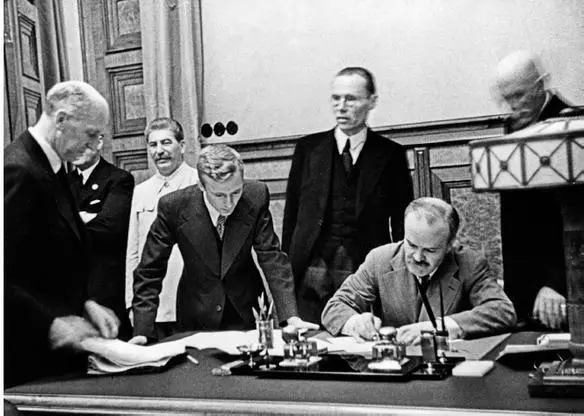 Molotov signs the NaziSoviet Pact under Stalins watchful eye August 24 1939 - фото 10