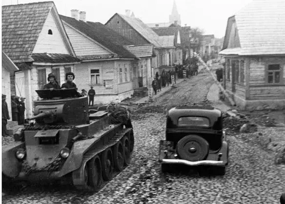 A Red Army BT7 tank trundles through the eastern Polish town of Raków past - фото 17