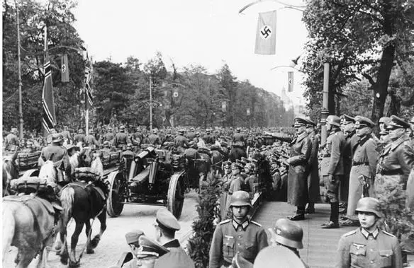 The German 6th Army parades before Hitler in former Polish capital Warsaw - фото 18
