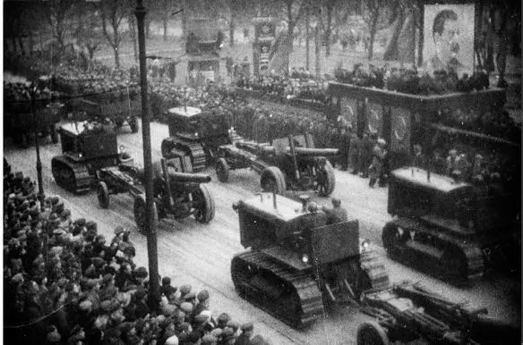 The Red Army parades through the Polish city of Lwów past a portrait of - фото 20