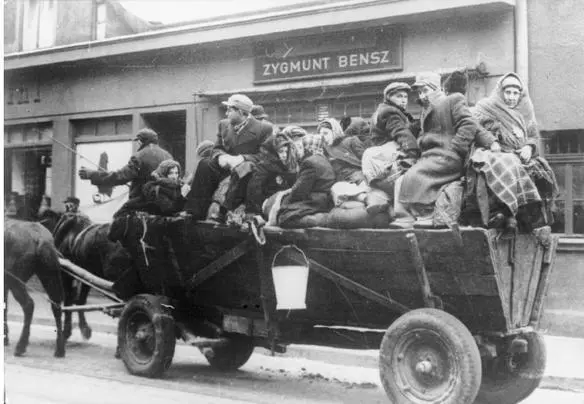 Jews being deported by the Nazis from the city of Łódź in occupied Poland - фото 22
