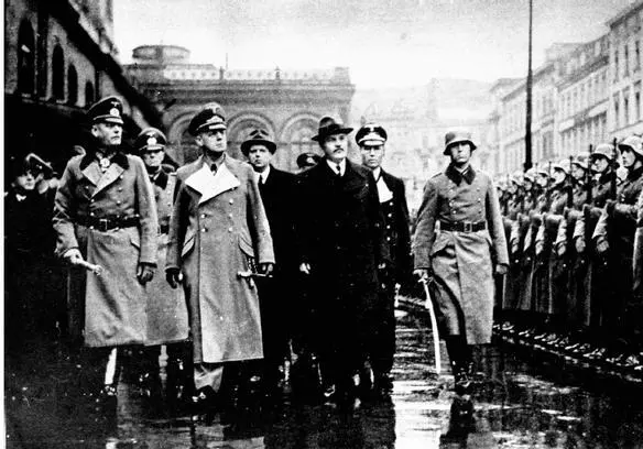 Molotov arrives in Berlin in November 1940 to negotiate the next phase of the - фото 28