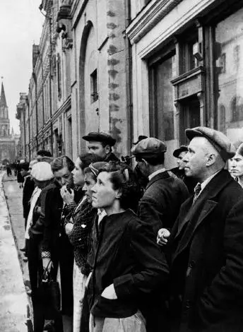 Anxious Moscow residents listen to Molotovs radio announcement of the Nazi - фото 30