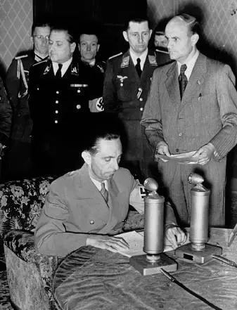 Goebbels reads Hitlers announcement of the attack on the USSR to the German - фото 31