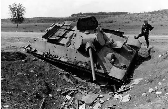 A destroyed T34 tank one of the few sources of optimism for Stalin in June - фото 34