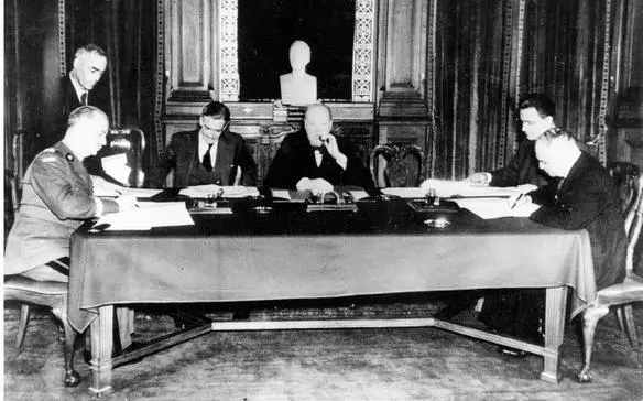 Sikorski left and Maisky right sign the PolishSoviet Agreement in the - фото 36