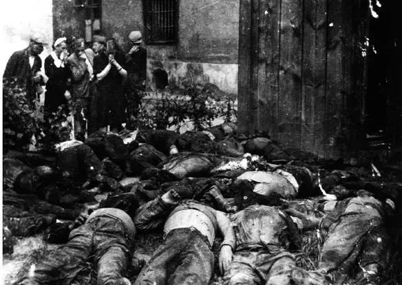 Victims of the Soviet NKVD strewn across the prison courtyard in Lwów - фото 38