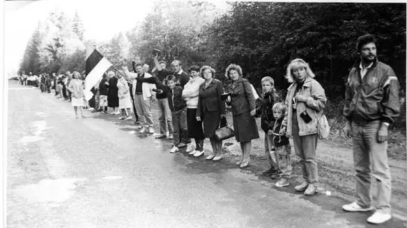 The Baltic Way a human chain that snaked its way through the Baltic - фото 39