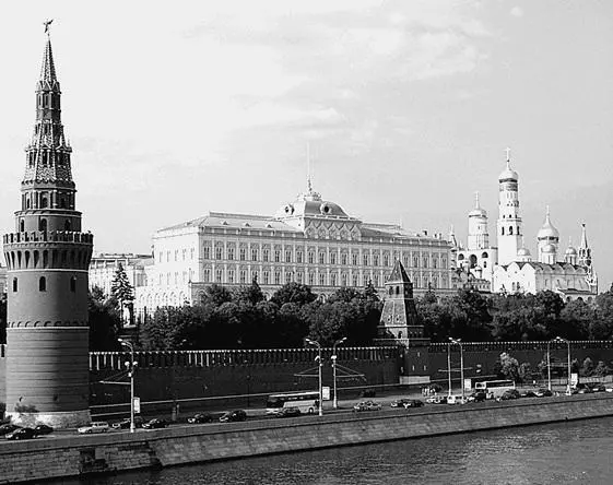 Вид на Кремль и Большой Кремлевский дворец Особо значимой частью Москвы - фото 6