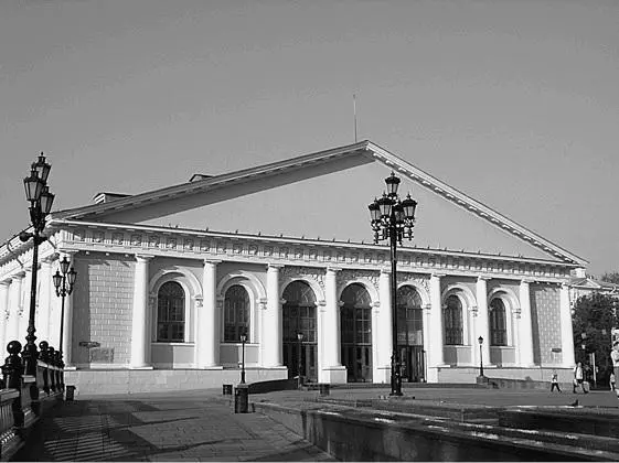 Здание Манежа на Моховой улице Несмотря на серьезные беды болезни тревоги - фото 12