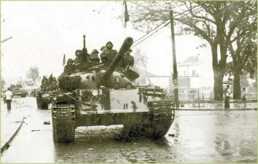 Танк Т54А из состава 574го танкового полка ВНА на улице Дананга Март 1975 - фото 171