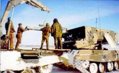 Заряжание боевой машины с помощью ТЗМТ В рубке установлены смотровые приборы - фото 28