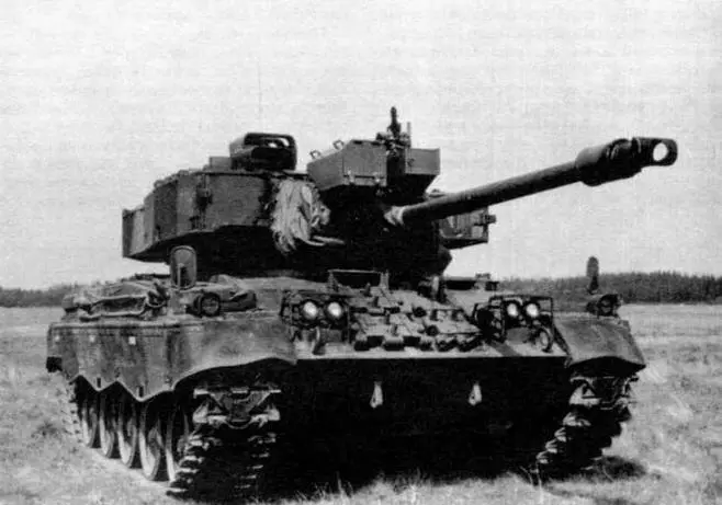 На снимках вверху и внизу модернизированный легкий танк M41DK датской армии - фото 13