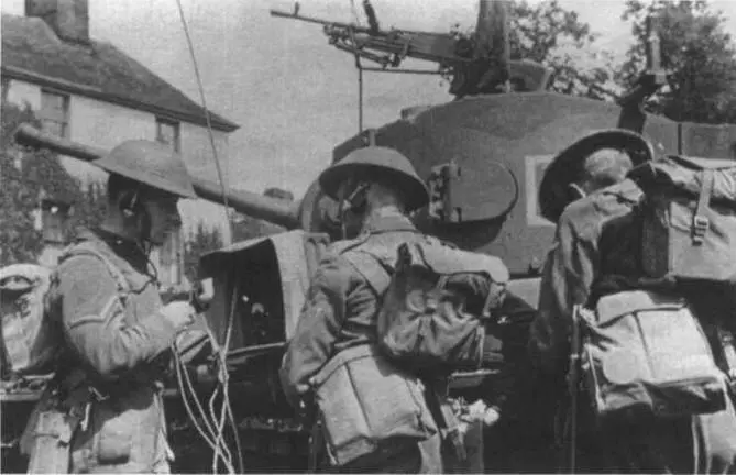 Канадские пехотинцы отрабатывают в шинодействие с танками 1941 год В левом - фото 23