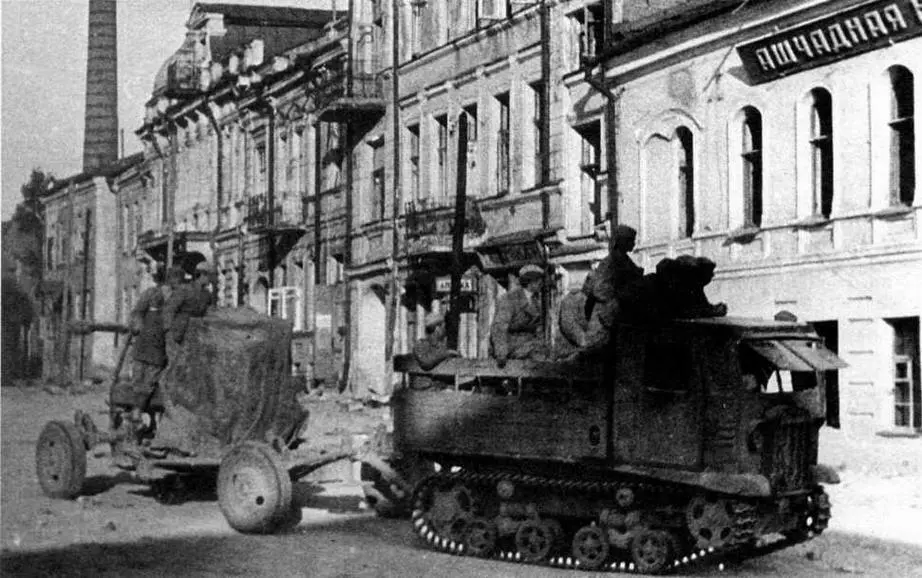 СТЗ5 с 85мм зенитной пушкой 52К образца 1939 года на улице освобожденного - фото 19