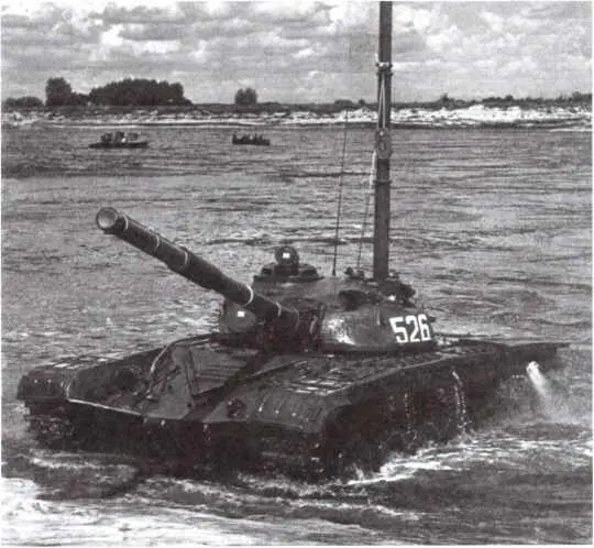 Танк Т72 с установленной воздухопитающей трубой выходит из воды после - фото 62