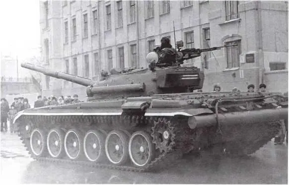 Возвращавшиеся после парада новые танки стали объектом фотосъемки - фото 66