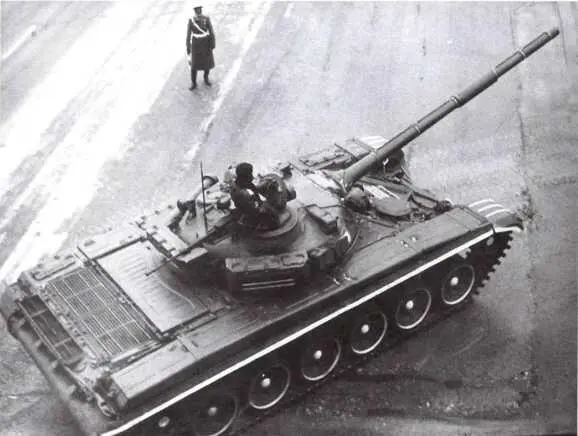 Возвращавшиеся после парада новые танки стали объектом фотосъемки - фото 67