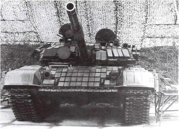 Танк Т72Б оснащенный комплексом динамической защиты Контакт Правее и выше - фото 87