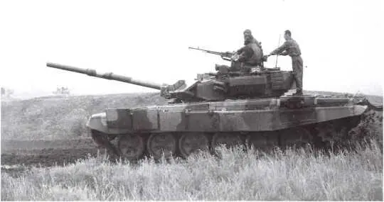 Танк Т90C на выставке ВТТВ Омск99 На этой машине установлена сварная башня - фото 102