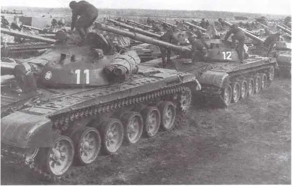 Воинская часть вооруженная танками Т72А готовится совершить марш в район - фото 143